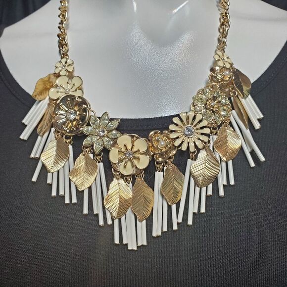 NWT Target Gold, White, & Cream Flower Necklace - Picture 3 of 4